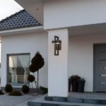 Girişi kapısı önü mat siyah renk led aydınlatmalı villa aplik
